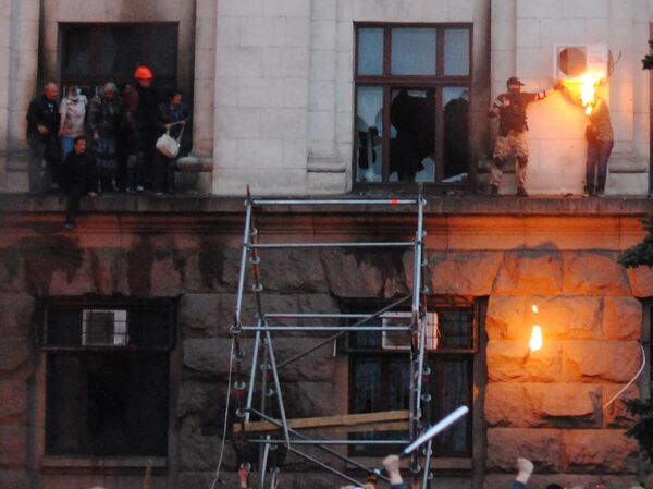 Odessa&#x27;da Sendika Evi&#x27;ndeki yangın sırasında insanlar kendilerini binanın çıkıntı kısmına attı. Sağda: Bir kızın yüzü ve saçlarına, atılan molotof kokteylinin yanıcı karışımı isabet etti. - Sputnik Türkiye