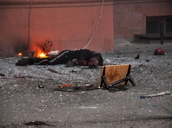 Odessa&#x27;daki Sendika Evi&#x27;nde çıkan yangında hayatını kaybeden bir kişinin cansız bedeni. - Sputnik Türkiye