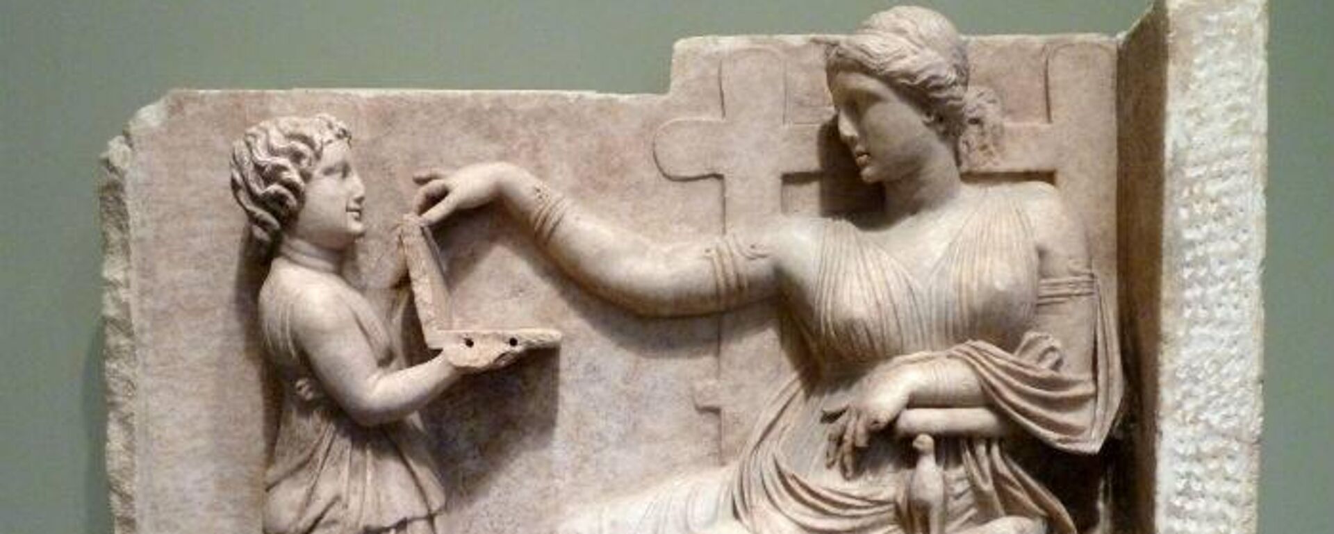 Antik Yunan heykelindeki ‘laptop’ detayı zaman yolculuğu tartışması başlattı - Sputnik Türkiye, 1920, 19.09.2025