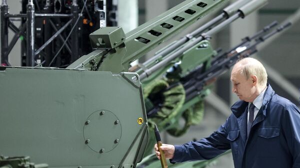 Rusya Devlet Başkanı Vladimir Putin, Rusya’nın Perm kentindeki silah ve askeri teçhizat sergisinde Rus savunma sanayisinin ürünlerini inceledi - Sputnik Türkiye