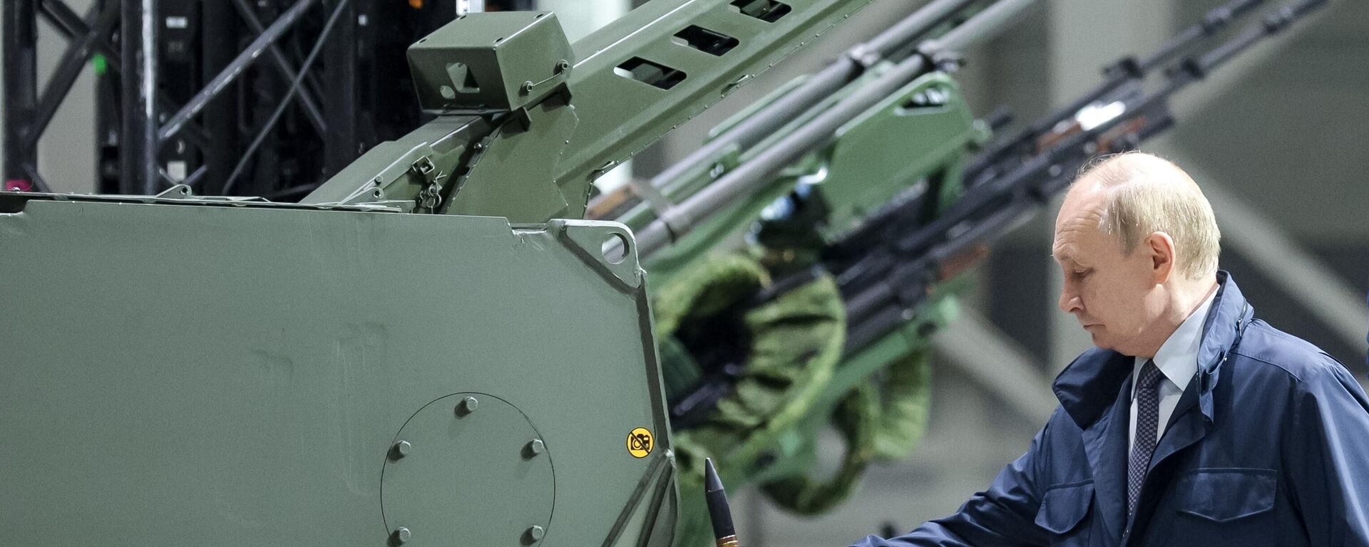 Rusya Devlet Başkanı Vladimir Putin, Rusya’nın Perm kentindeki silah ve askeri teçhizat sergisinde Rus savunma sanayisinin ürünlerini inceledi - Sputnik Türkiye, 1920, 05.11.2025