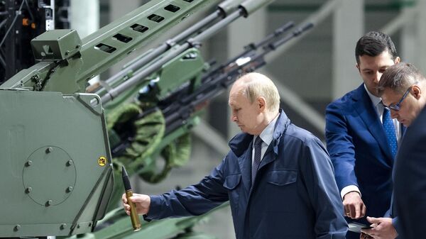 Rusya Devlet Başkanı Vladimir Putin, Rusya’nın Perm kentindeki silah ve askeri teçhizat sergisinde Rus savunma sanayisinin ürünlerini inceledi - Sputnik Türkiye