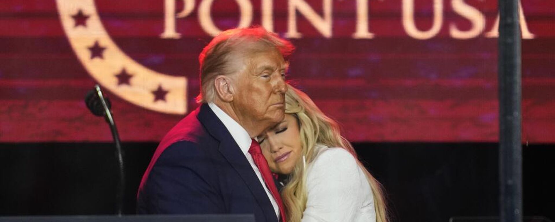 ABD Başkanı Donald Trump ve suikasta kurban giden siyasi aktivist Charlie Kirk'in eşi Erika Kirk - Sputnik Türkiye, 1920, 22.09.2025