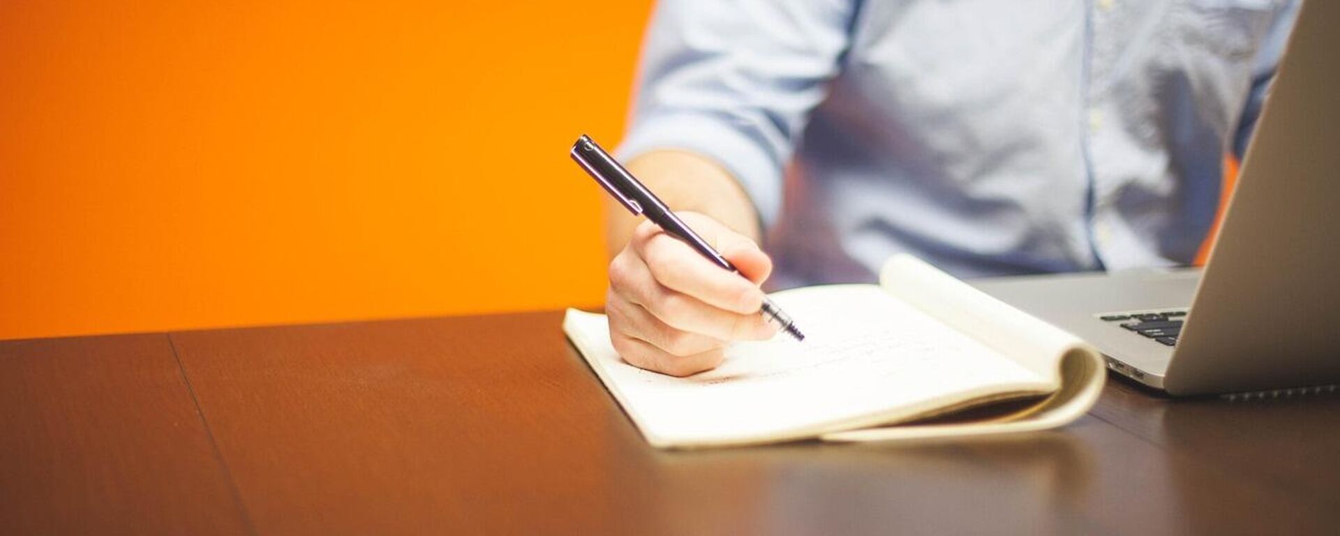 beyaz yaka çalışan - Sputnik Türkiye, 1920, 22.09.2025