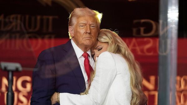 Trump ve Erika Kirk - Sputnik Türkiye