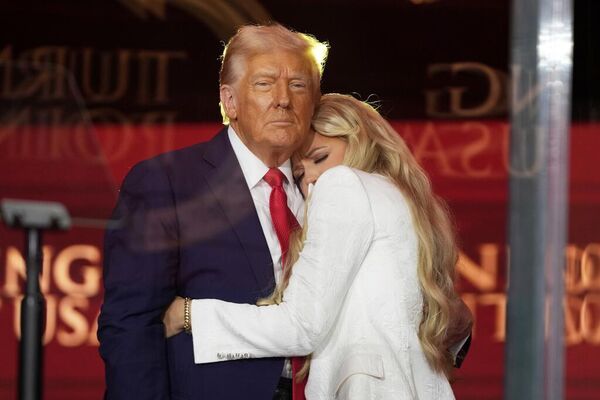 ABD Başkanı Donald Trump, kendisini destekleyen gençlik örgütleyicisi Charlie Kirk için 22 Eylül&#x27;de düzenlenen halka açık anma töreninde binlerce kişiye hitap etti. Trump, konuşmasında “muhaliflerinden nefret ettiğini” söyledi. Törende Trump’a, Charlie Kirk’ün eşi Erika Kirk de sahnede eşlik etti. - Sputnik Türkiye