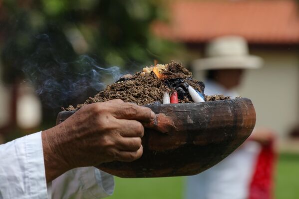Törende katılımcılar, Copal ağacının reçinesinden yapılan tütsüleriyle, duaları ve niyetlerini &#x27;tanrılara&#x27; ve &#x27;atalara&#x27; taşıdı. - Sputnik Türkiye