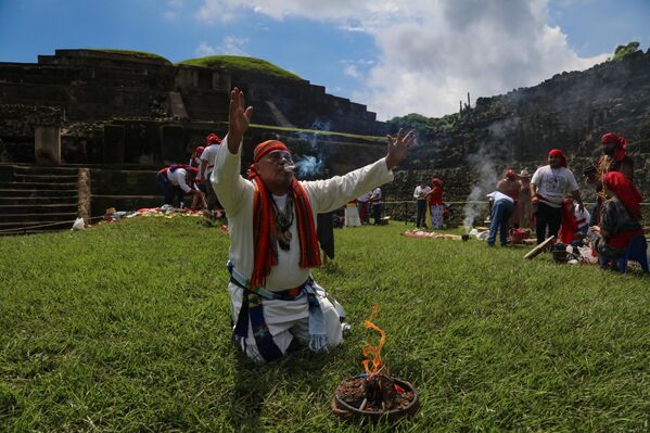Yenilenmeyi ve yeni mevsim döngüsüne geçişi simgeleyen geleneksel törende katılımcılar ateş sunaklarına adaklar bıraktı. - Sputnik Türkiye