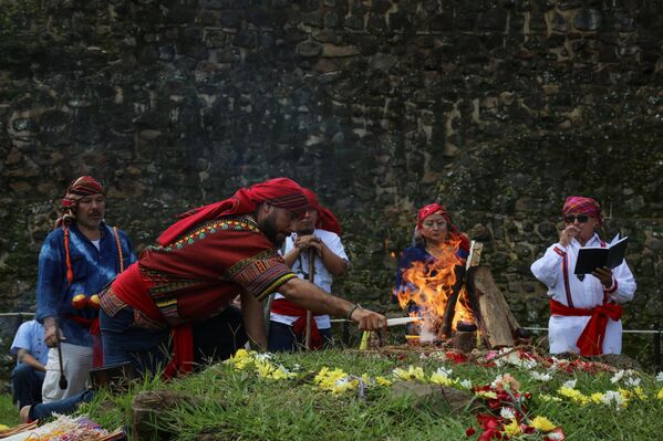 Mayalar için astronomi, dinle iç içe geçmişti. Gökyüzündeki olaylar, tanrıların ve evrenin düzeninin bir yansımasıydı. Ekinoks, kozmik düzenin ve dengenin (ışık ve karanlık, gece ve gündüz) somut bir kanıtıydı. - Sputnik Türkiye