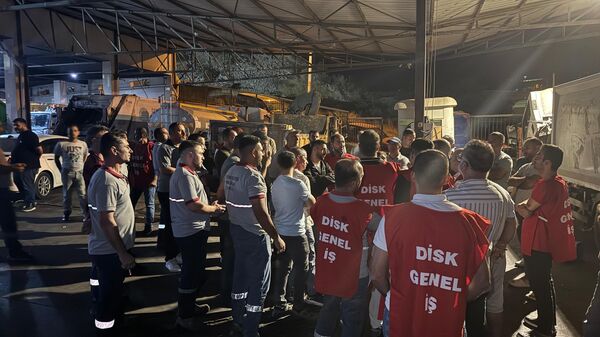 Karşıyaka Belediyesi iştiraki şirketlerden 5 aydır maaş alamadıkları gerekçesiyle yaklaşık bin 800 işçi iş bırakma eylemi başlattı.  - Sputnik Türkiye