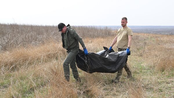 Rus gönüllüler ölen Ukraynalı askerlerin cenazelerini topluyor - Sputnik Türkiye