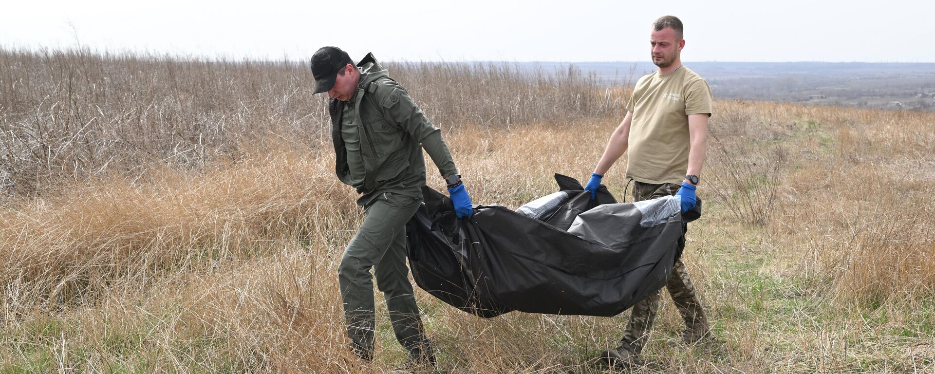 Rus gönüllüler ölen Ukraynalı askerlerin cenazelerini topluyor - Sputnik Türkiye, 1920, 23.09.2025