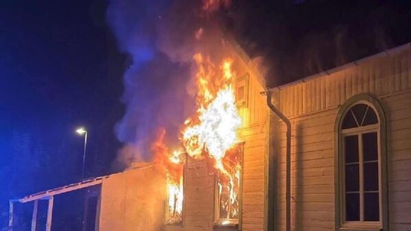 İsveç'in Kalmar kentinin Hultsfred ilçesinde bir camide çıkan yangı - Sputnik Türkiye