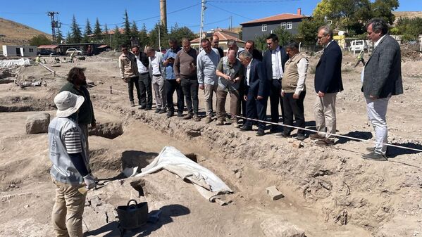 Büyükkılıç, yapının üst düzey bir yöneticinin sarayına ait olabileceğine dair bulguların güçlendiğini ve “Hyakinthos” adının mozaikler arasında saptandığını söyledi. - Sputnik Türkiye
