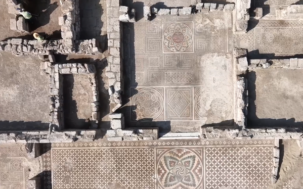 Hyakinthos’un, dönemin imparatorluklarında üst düzey yöneticilere verilen bir unvan taşıdığına dikkat çekerek, yapının sahibinin imparatorlukta önemli bir konuma sahip olduğunu öngördüklerini ifade etti. - Sputnik Türkiye