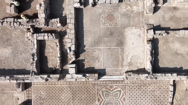 Geç Roma dönemine ait mozaikli yapı alanında, çocuk ve yetişkin mezarı bulundu - Sputnik Türkiye