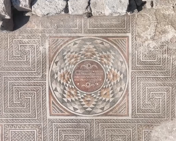 Kazı Başkanı Dr. Can Erpek ise 2021’den bu yana süren çalışmalarda iki avlulu yapının planının netleştiğini, koridorlarda yeni mozaikler ve Latince-Yunanca dört yazıtın bulunduğunu aktardı. - Sputnik Türkiye