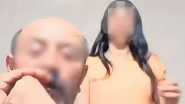 Kızını sosyal medya oynatan baba - Sputnik Türkiye