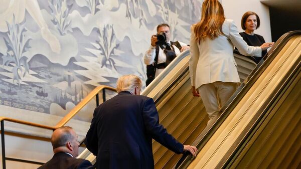 President Donald Trump, center, and First Lady Melania Trump, upper right, walk up the escalator after it stalled as he rode up to the General Assembly Hall, Tuesday, Sept. 23, 2025, at U.N. headquarters. - Sputnik Türkiye