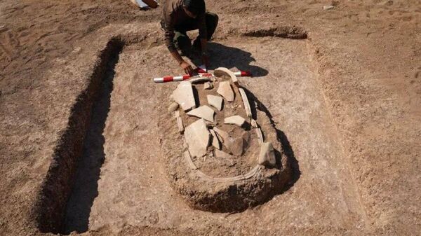 Irak’taki kuraklık 2 bin 300 yıllık Hellenistik mezarları gün yüzüne çıkardı - Sputnik Türkiye