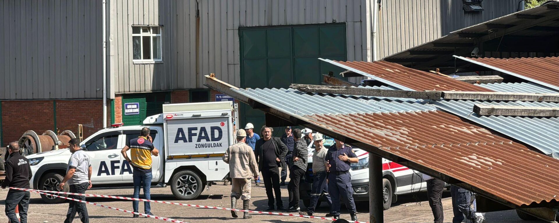 Zonguldak'ın Kilimli ilçesinde maden ocağında meydana gelen göçükte mahsur kalan 4 işçi kurtarıldı, 1 işçinin kurtarılması için çalışma sürüyor.  - Sputnik Türkiye, 1920, 25.09.2025