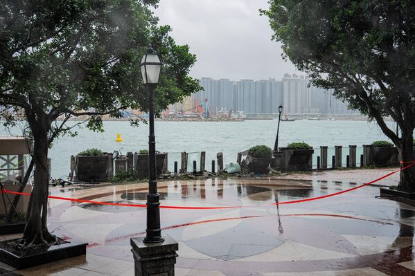 Tayfun Ragasa, 2025 yılının en güçlü tropikal siklonlarından biri olarak geçerken, etkisini bölgede hissettirmeye devam ediyor. - Sputnik Türkiye