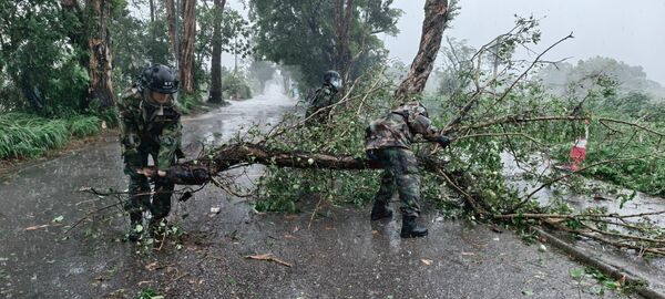 Tayfunun etkilediği bölgelerde yerel yönetimler baraj kontrolleri, kıyı savunmaları ve yardım operasyonlarını artırmış durumda. - Sputnik Türkiye