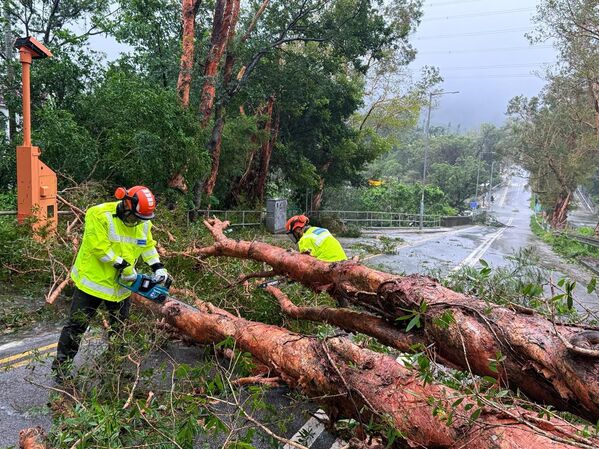 Fırtınanın gücü azalırken bile sel, taşkın ve toprak kayması tehlikesi sürüyor. Vietnam’ın doğu sahilleri için acil hazırlık ve tahliye planları devrede. - Sputnik Türkiye