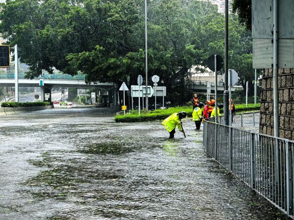 Hong Kong’da dev dalgalar sahil bölgelerini bastı, ulaşım aksadı ve yüzlerce kişi yaralandı. - Sputnik Türkiye