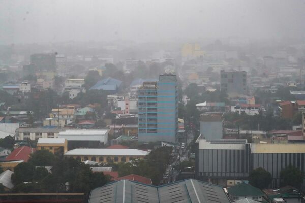 Ancak şiddetli yağış ve fırtına dalgaları bölgedeki limanları kapattı, milyonlarca kişi tahliye edildi. - Sputnik Türkiye