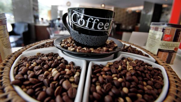 Coffee beans are displayed at a premium Cafe Coffee Day outlet in Bangalore, India, Tuesday, Jan. 31, 2012. - Sputnik Türkiye