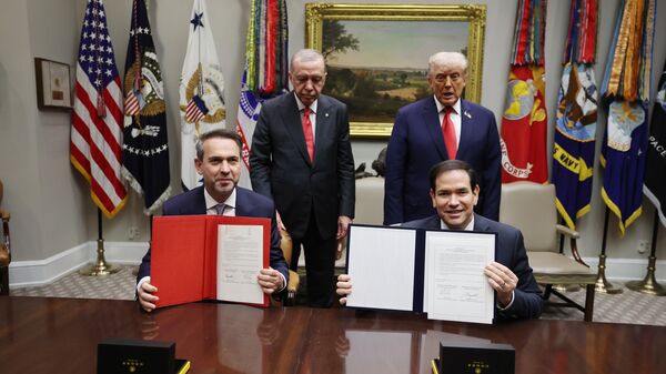 Cumhurbaşkanı Recep Tayyip Erdoğan, ABD Başkanı Donald Trump ile Beyaz Saray'da bir araya geldi. Görüşme sonrasında Cumhurbaşkanı Erdoğan ve ABD Başkanı Trump, nezaretinde iki ülke arasında anlaşma imzalandı. Türkiye adına anlaşmaya, Enerji ve Tabii Kaynaklar Bakanı Alparslan Bayraktar imza attı - Sputnik Türkiye