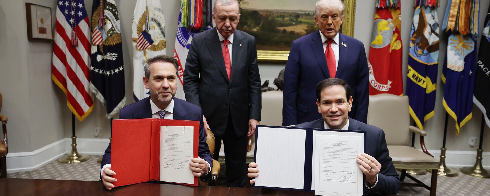 Cumhurbaşkanı Recep Tayyip Erdoğan, ABD Başkanı Donald Trump ile Beyaz Saray'da bir araya geldi. Görüşme sonrasında Cumhurbaşkanı Erdoğan ve ABD Başkanı Trump, nezaretinde iki ülke arasında anlaşma imzalandı. Türkiye adına anlaşmaya, Enerji ve Tabii Kaynaklar Bakanı Alparslan Bayraktar imza attı - Sputnik Türkiye, 1920, 25.09.2025