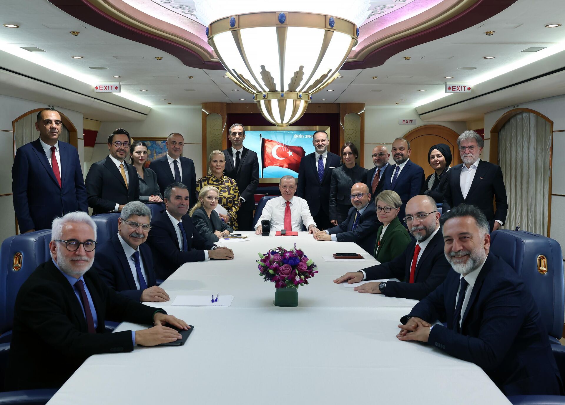 Cumhurbaşkanı Erdoğan, uçakta gazetecilerin sorularını yanıtladı
 - Sputnik Türkiye, 1920, 26.09.2025
