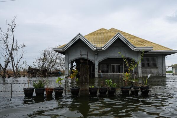 Alçak ve sel riski yüksek bölgede yaklaşık 2 metreyi bulan su seviyeleri, bölge halkının günlük yaşamını zorlaştırıyor. - Sputnik Türkiye