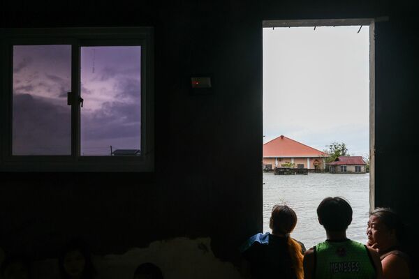 Alçak bölgelerde yaklaşık 2 metreyi bulan su, halkın yaşamını tehdit ediyor. - Sputnik Türkiye