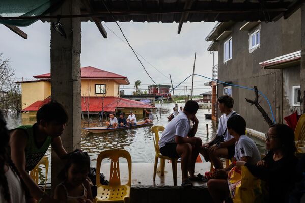 Filipinler’in Bulacan eyaletine bağlı Calumpit köyleri, yıllardır hayata geçirilemeyen sel kontrol projeleri yüzünden Tayfun Bualoi’nin getirdiği kuvvetli yağış ve rüzgârların etkisiyle sular altında kaldı. - Sputnik Türkiye