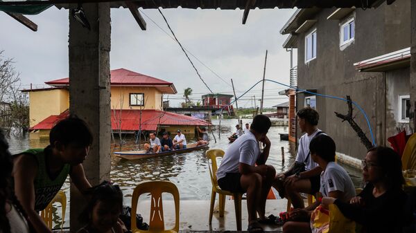 Filipinlerde yolsuzluk nedeniyle bitirilemeyen projeler köyleri sular altında bıraktı - Sputnik Türkiye