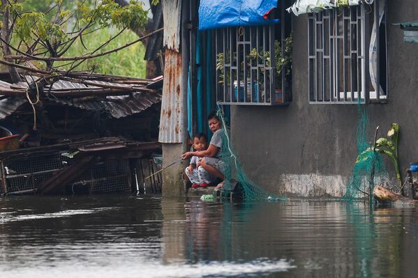 Tayfun Ragasa’nın ardından ülkeyi vuran Tayfun Bualoi, Bulacan’da yaşayan insanların yaşamını ve güvenliğini ciddi şekilde tehdit ediyor. - Sputnik Türkiye