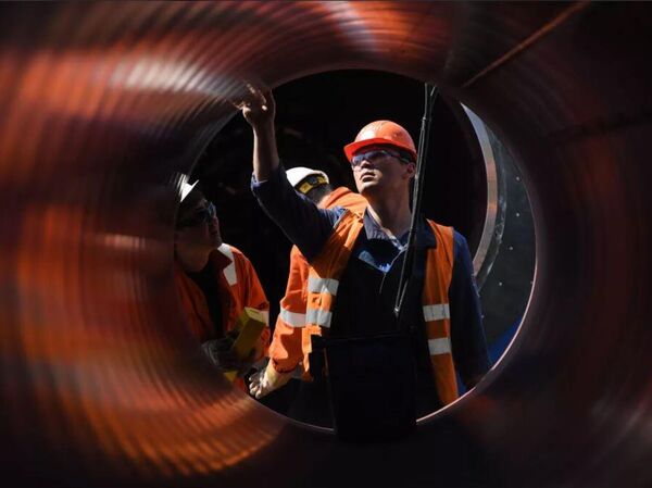 İşçiler, Rusya&#x27;nın Leningrad Bölgesi&#x27;nde bulunan Kingisepp yakınlarındaki Kuzey Akım 2 doğalgaz boru hattı inşaat sahasında çalışıyor. Kuzey Akım 2 projesi, yaklaşık 55 milyar metreküp (yaklaşık 2 trilyon fit küp) doğalgazı doğrudan Almanya ve diğer Avrupa ülkelerine taşıyacak boru hattının iki kolunun inşasını öngörüyor - Sputnik Türkiye