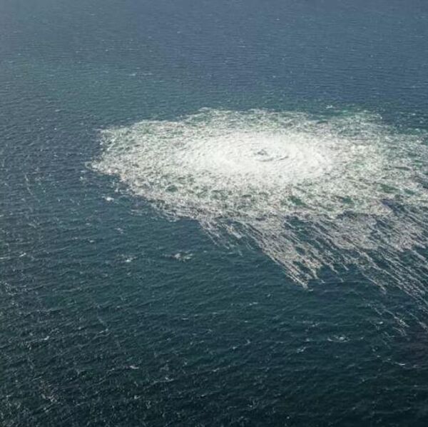 Kuzey Akım 2 boru hattındaki gaz sızıntısının yeri.  26 Eylül&#x27;de Kuzey Akım 2 AG şirketi,  Bornholm Adası yakınlarında Danimarka sularında Kuzey Akım  2 boru hattının bir kolunda ani bir basınç düşüşüne yol açan acil bir durumun yaşandığını bildirmişti  - Sputnik Türkiye