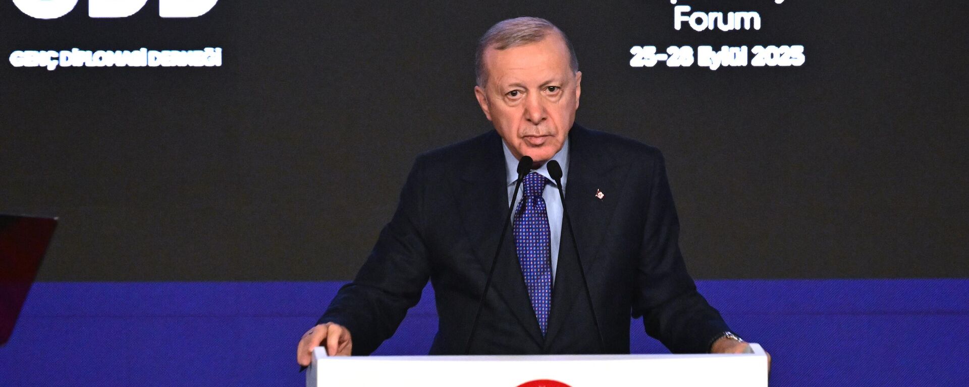 Cumhurbaşkanı Recep Tayyip Erdoğan, Genç Diplomasi Derneği tarafından Demokrasi ve Özgürlükler Adası'nda düzenlenen Bosphorus Diplomasi Forumuna katılarak konuşma yaptı. - Sputnik Türkiye, 1920, 27.09.2025