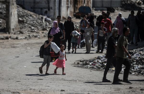 Öte yandan İsrail ordusu, Gazze’nin orta kesiminde yer alan Deyr Belah kentine de hava saldırısı düzenledi. Bu saldırıda Filistinli gazeteci Muhammed el-Daya hayatını kaybetti. - Sputnik Türkiye