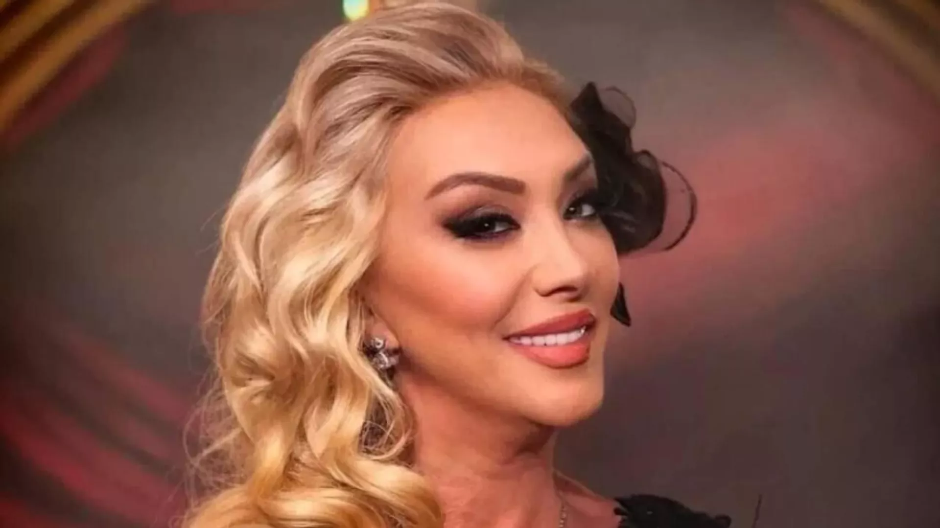 Şarkıcı Güllü - Sputnik Türkiye, 1920, 01.12.2025