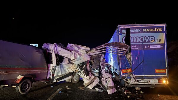 İşçi servisi tırla çarpıştı: 3 kişi hayatını kaybetti, 16 yaralı - Sputnik Türkiye