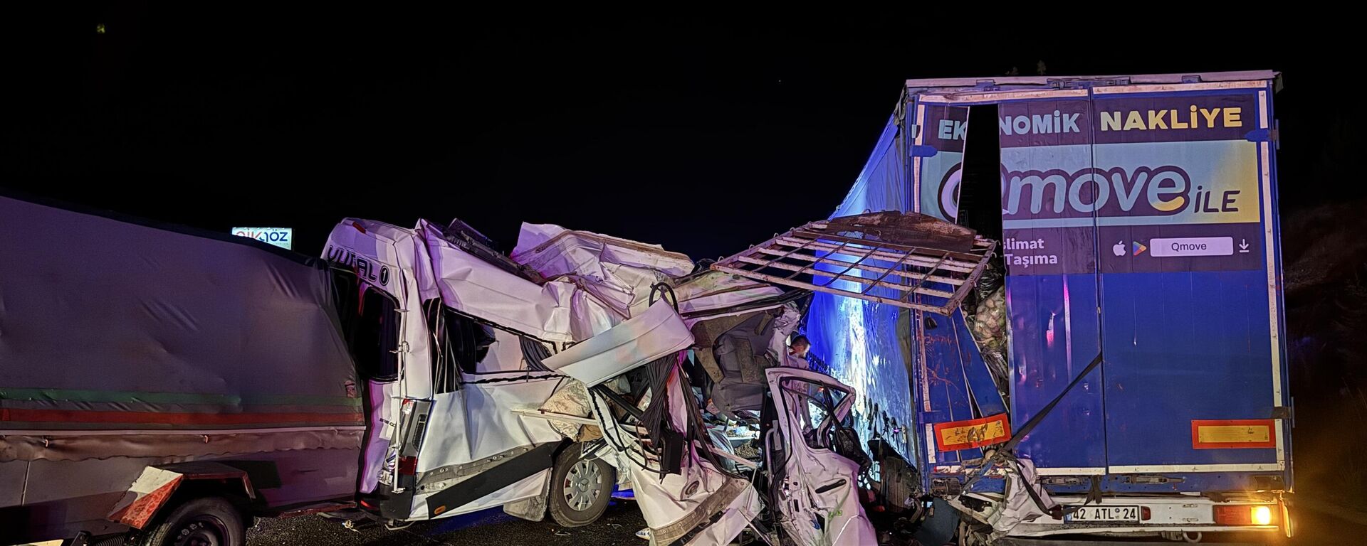 İşçi servisi tırla çarpıştı: 3 kişi hayatını kaybetti, 16 yaralı - Sputnik Türkiye, 1920, 28.09.2025