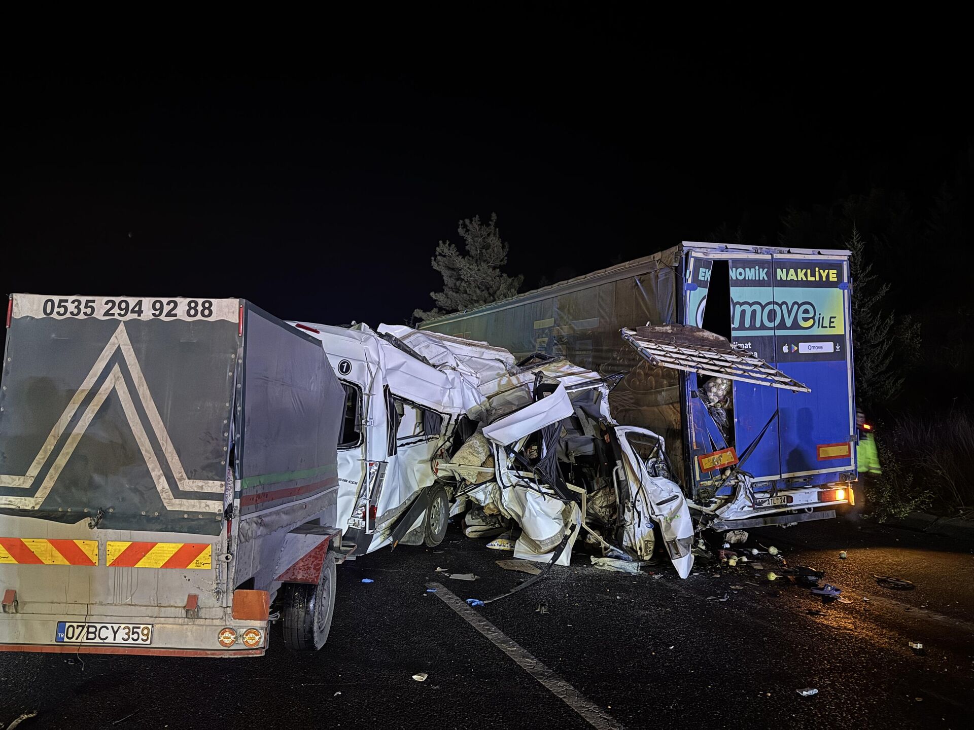 İşçi servisi tırla çarpıştı: 3 kişi hayatını kaybetti, 16 yaralı - Sputnik Türkiye, 1920, 28.09.2025