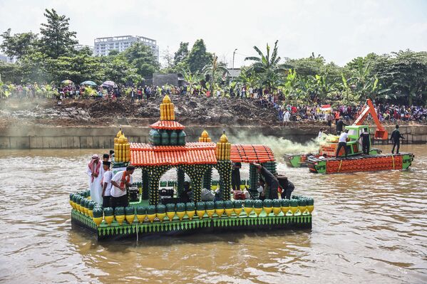 Endonezya’nın Cakarta kentinde Ciliwung Nehri’nde düzenlenen Çevre Festivali kapsamında çeşitli şekillerde dekore edilmiş tekne geçit töreni yapıldı. Endonezya’nın Cakarta kentinde Ciliwung Nehri’nde düzenlenen Çevre Festivali kapsamında çeşitli şekillerde dekore edilmiş tekne geçit töreni yapıldı. - Sputnik Türkiye