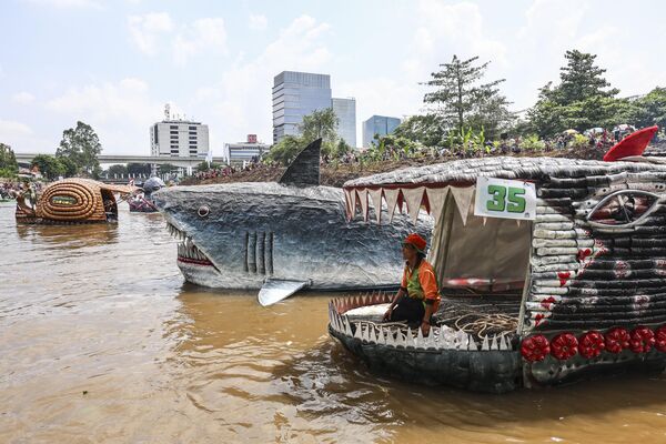 Geri dönüşümlü atıklarla süslenmiş tekneler dikkat çekti. Geri dönüşümlü atıklarla süslenmiş tekneler dikkat çekti. - Sputnik Türkiye