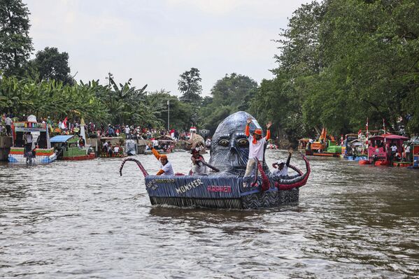 Dönüşümlü atıklarla süslenmiş küçük tekneler, Ciliwung Nehri’nde düzenlenen Çevre Festivali kapsamında geçit töreni yaptı. Dönüşümlü atıklarla süslenmiş küçük tekneler, Ciliwung Nehri’nde düzenlenen Çevre Festivali kapsamında geçit töreni yaptı. - Sputnik Türkiye